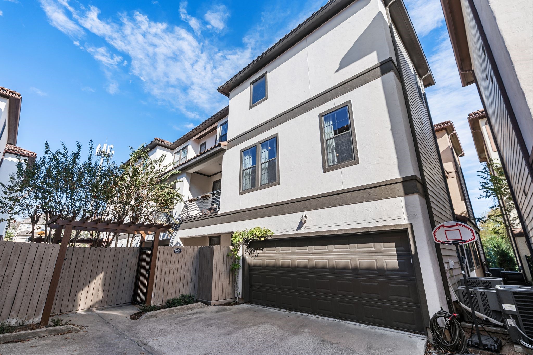 This home offers a charming front yard space tucked by the gate, creating a private outdoor area right at the entry. The location is hard to beat, with easy access to Allen Parkway, Memorial and I-10, and only minutes to the Heights, River Oaks, and Montrose shopping centers for dining, shopping and everyday convenience. 
