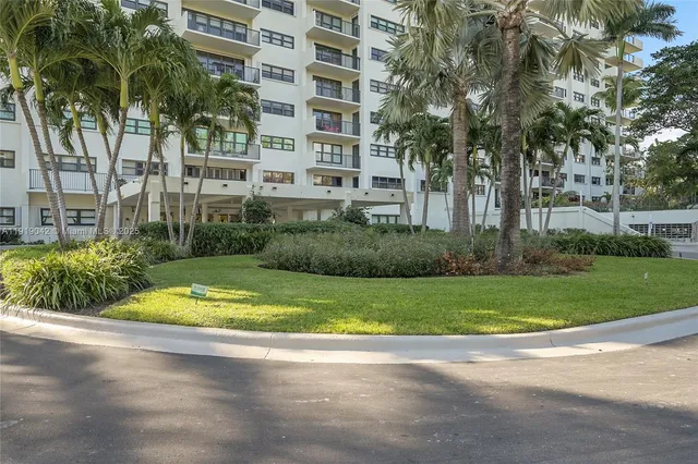 $4,900 | 3200 Port Royale Drive North, Unit 1009, Fort Lauderdale, FL 33308