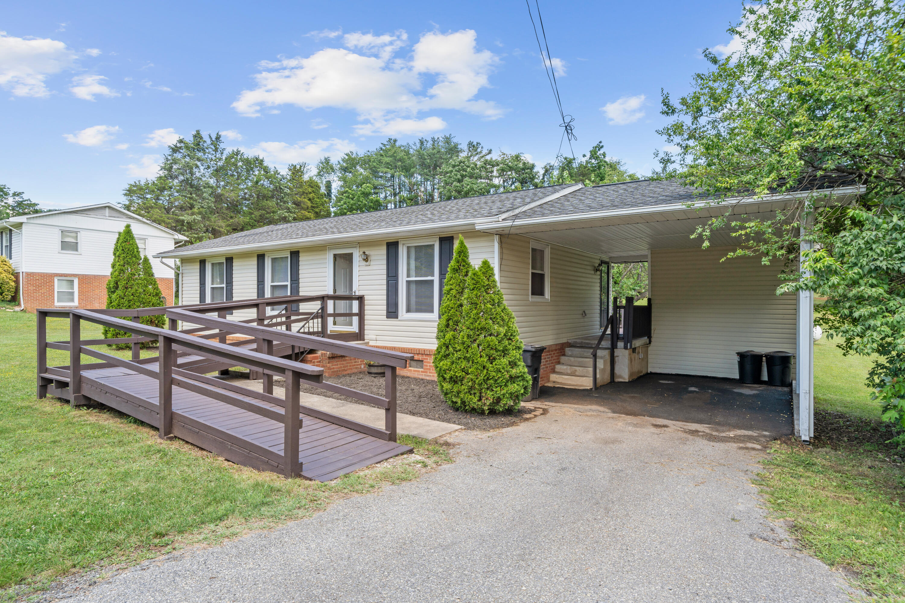 3268 Read Mountain Road Roanoke, VA 24019 - Photo 14 of 21 Front