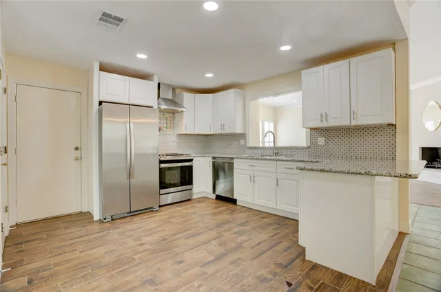 $416,000 | 15 Bendwood Drive, Sugar Land, TX 77478