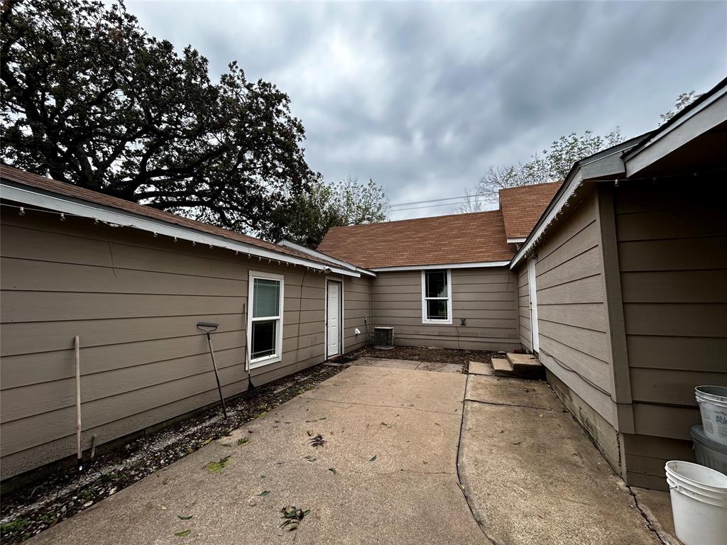 910 West Long Stephenville, TX 76401 - Photo 15 of 40 a backyard of a house