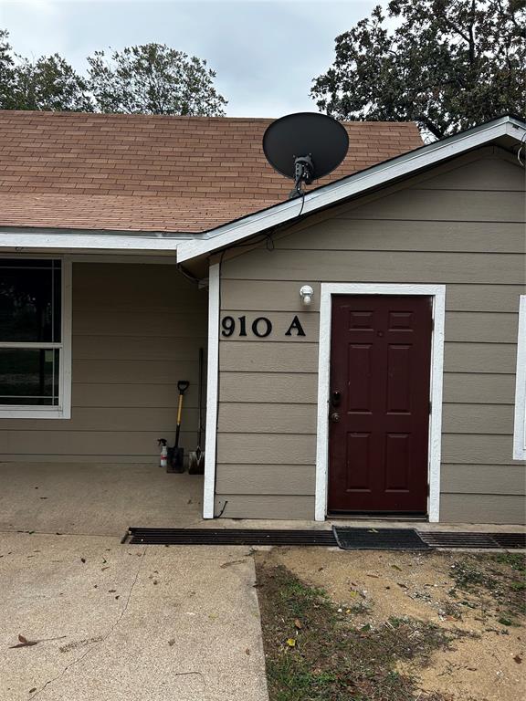 910 West Long Stephenville, TX 76401 - Photo 3 of 40 a front view of a house with a yard