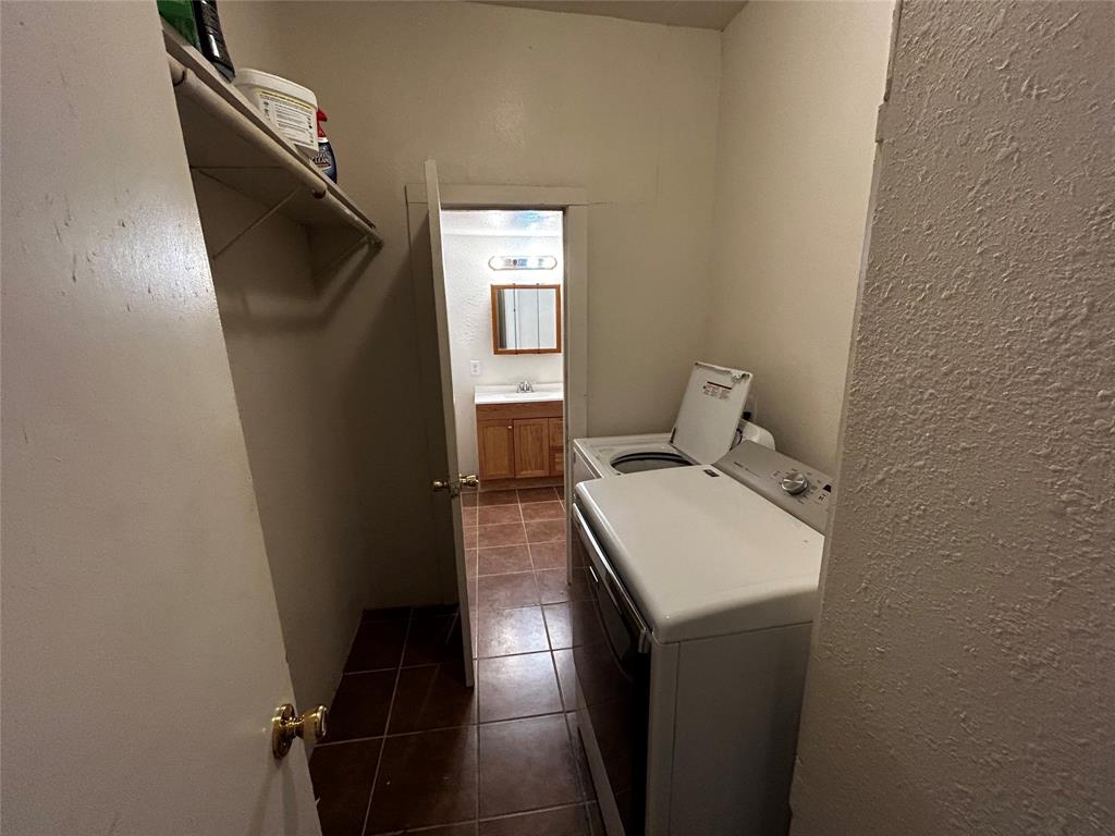 910 West Long Stephenville, TX 76401 - Photo 36 of 40 a utility room with dryer and washer