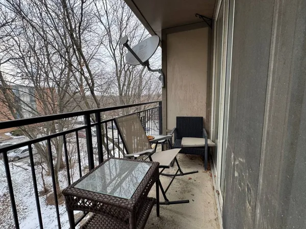 $219,500 | 5820 Oakwood Drive, Unit 5L, Lisle, IL 60532