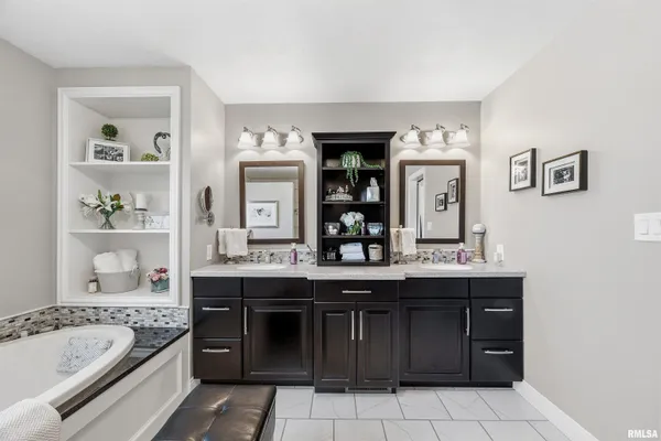 $295,000 | 607 Cherokee Lane, Pontiac, IL 61764