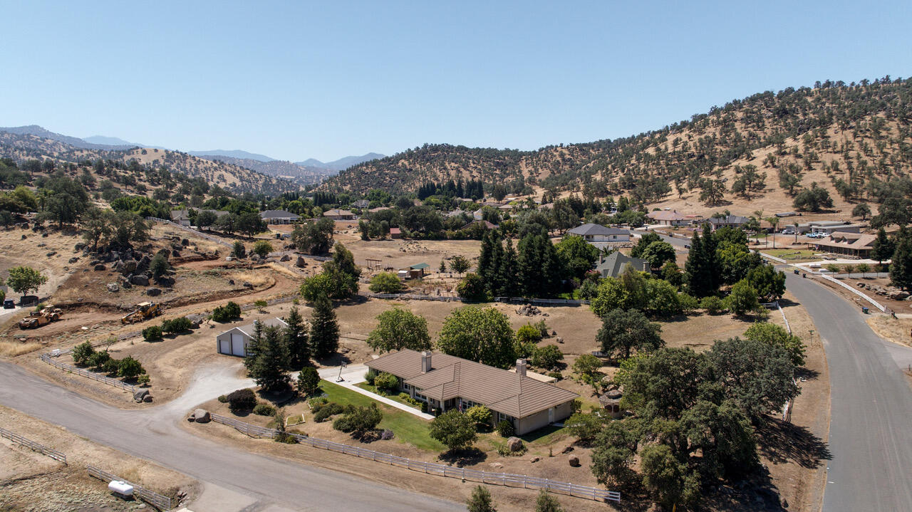16657 Thomas Drive Springville, CA 93265 - Photo 2 of 37 an aerial view of multiple house