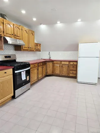 $2,699 | 3913 Lyme Avenue, Unit 2 | Seagate