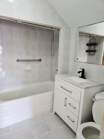 $2,699 | 3913 Lyme Avenue, Unit 2 | Seagate