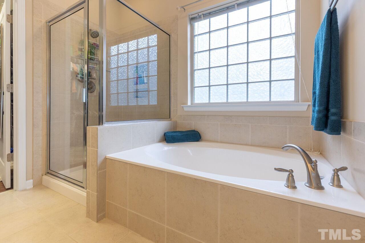 842 Wickham Ridge Road Apex, NC 27539 - Photo 25 of 43 a bathroom with a sink and a bathtub