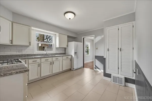 $350,000 | 140 South Westlawn Avenue, Aurora, IL 60506