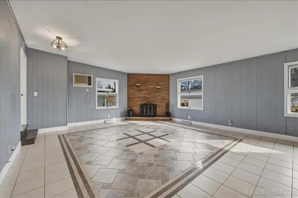 $350,000 | 140 South Westlawn Avenue, Aurora, IL 60506