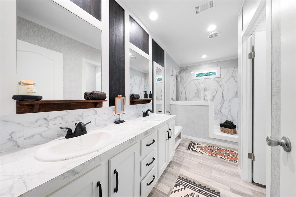 109 3900th Road Gilmer, TX 75644 - Photo 17 of 35 a bathroom with double vanity and a bathtub