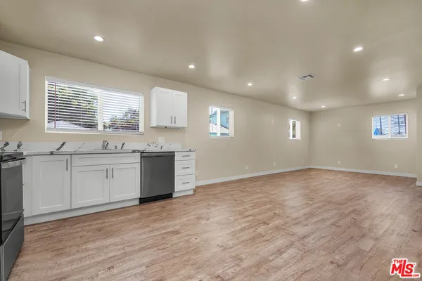 $2,995 | 2816 West Jefferson Boulevard, Los Angeles, CA 90018