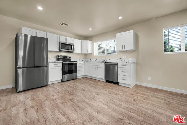 $2,995 | 2816 West Jefferson Boulevard, Los Angeles, CA 90018
