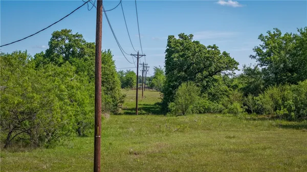 a view of a yard with of a house
