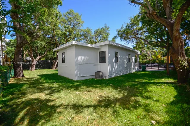 a view of a house with backyard