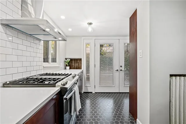 a kitchen that has a stove and a refrigerator
