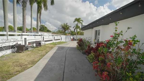 a view of a backyard
