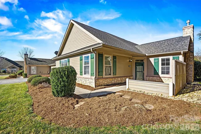 $389,900 | 823 Wynnshire Drive, Unit B, Hickory, NC 28601