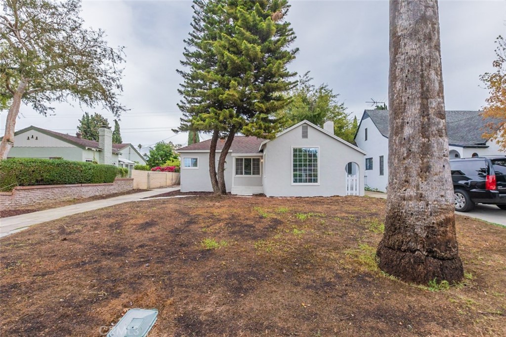 a view of a house with a yard and garage