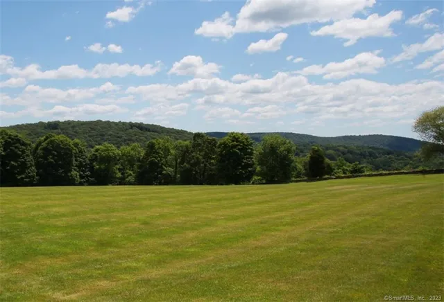 a view of a field with an aerial space