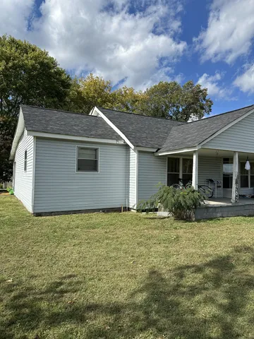 a view of a house with backyard and garden