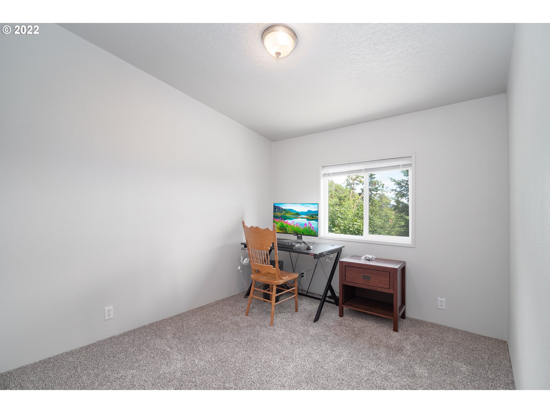 1499 Callahan Road Roseburg, OR 97471 - Photo 24 of 32 a workspace with furniture and a window