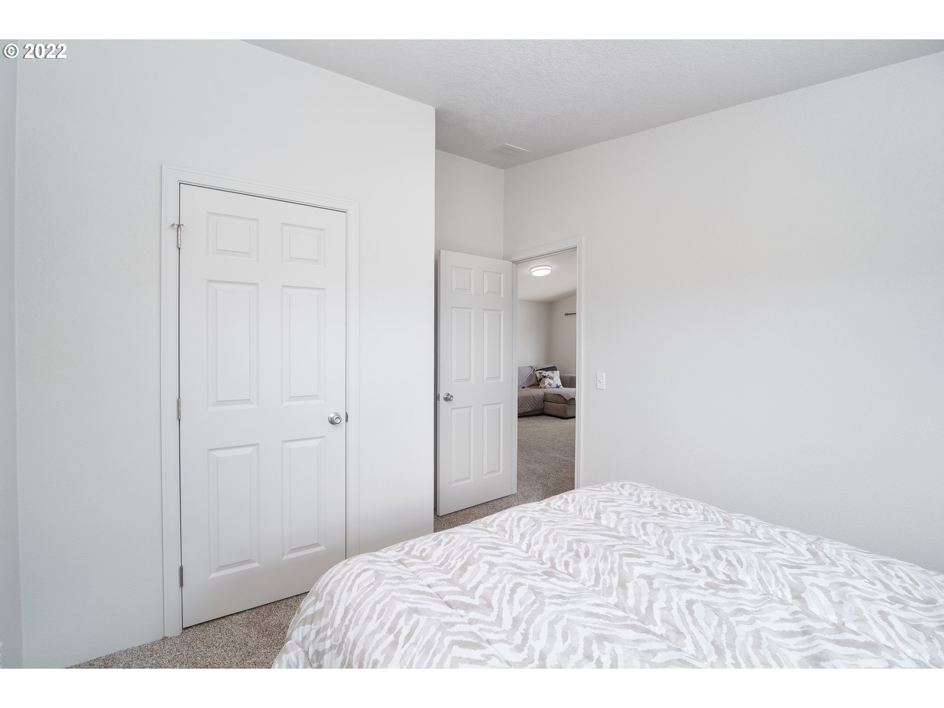 1499 Callahan Road Roseburg, OR 97471 - Photo 29 of 32 a bedroom with a bed and a mirror
