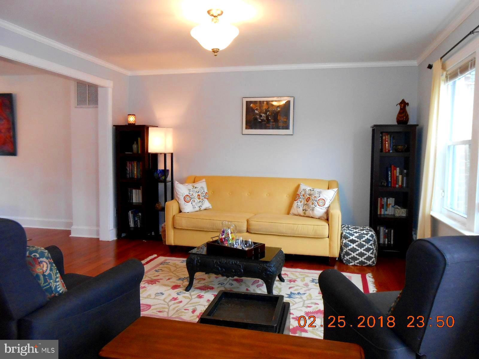 930 Elm Ridge Avenue Baltimore, MD 21229 - Photo 5 of 24 Living Room picture 1