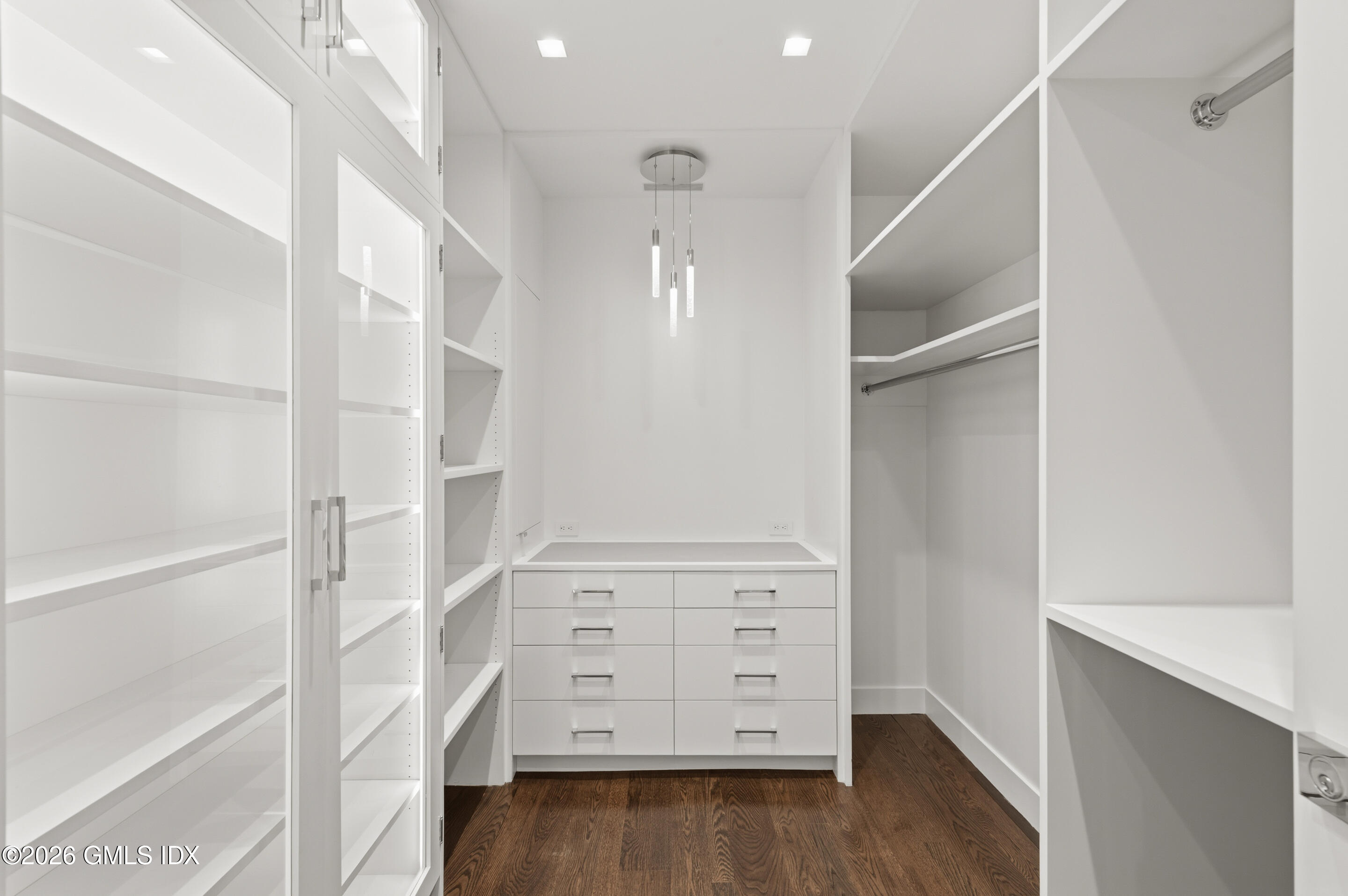 21 Pecksland Road Greenwich, CT 06831 - Photo 17 of 32 PRIMARY CLOSET #1