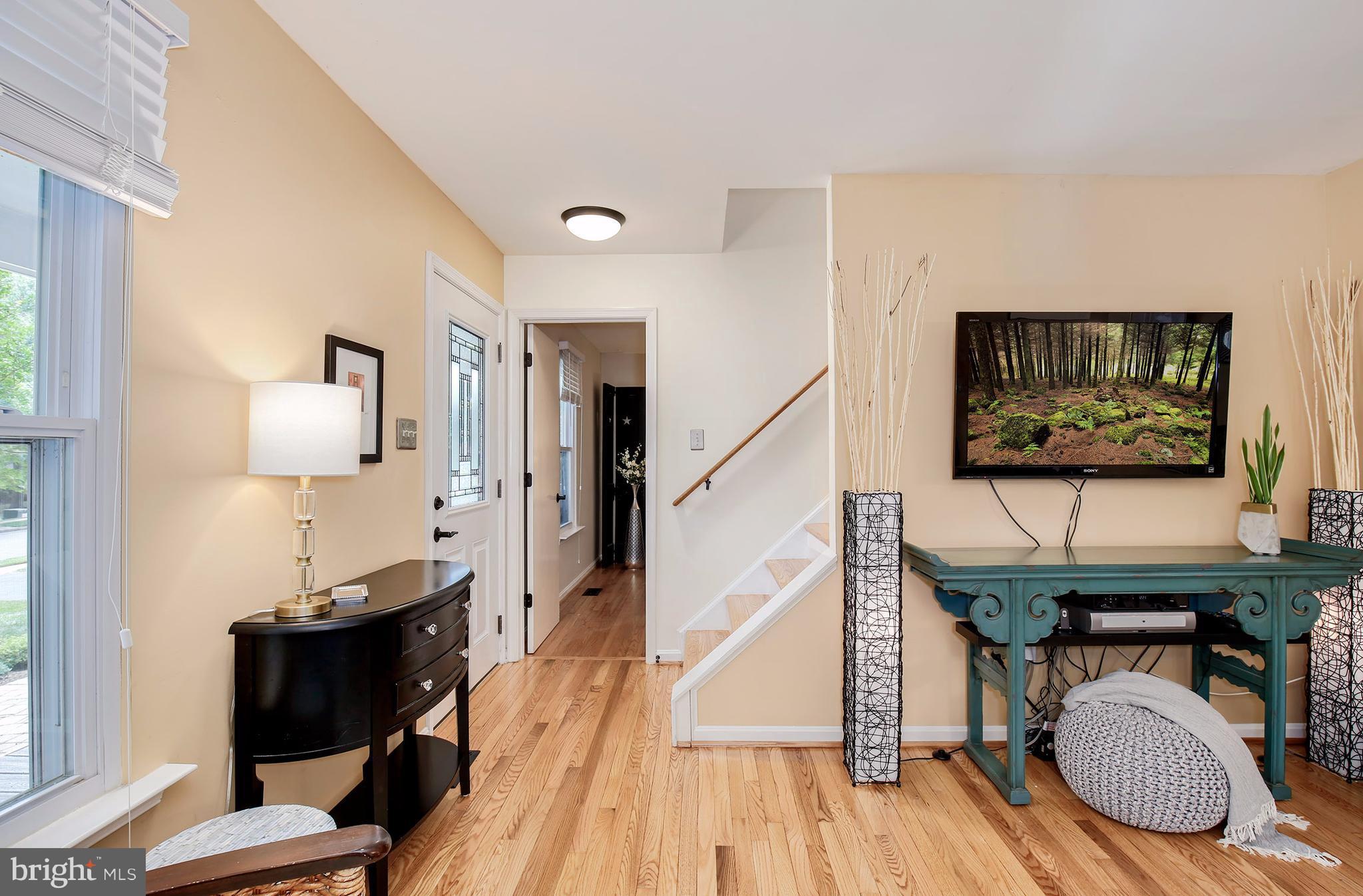 15219 Philip Lee Road Chantilly, VA 20151 - Photo 5 of 30 Living Room