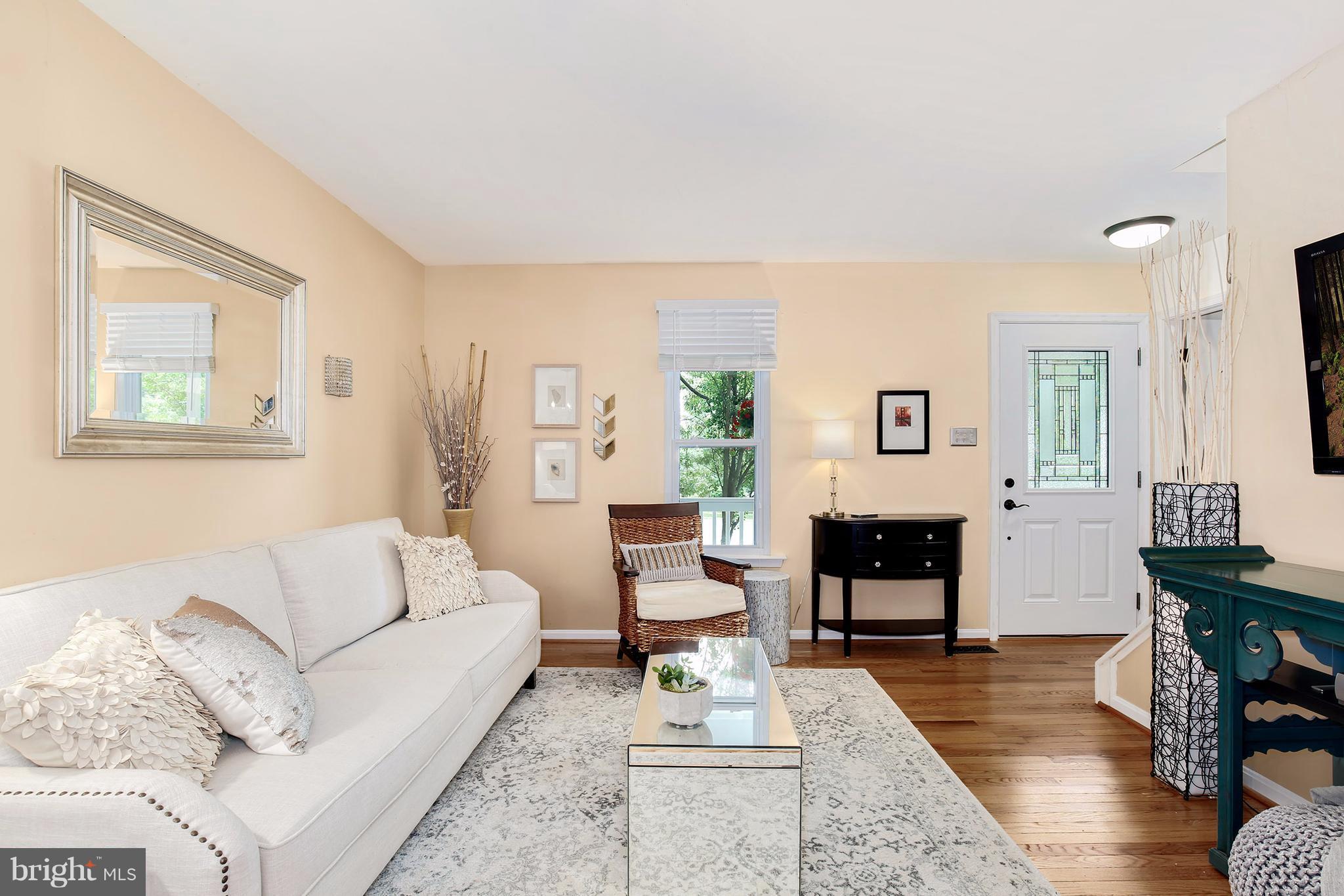 15219 Philip Lee Road Chantilly, VA 20151 - Photo 6 of 30 Living Room