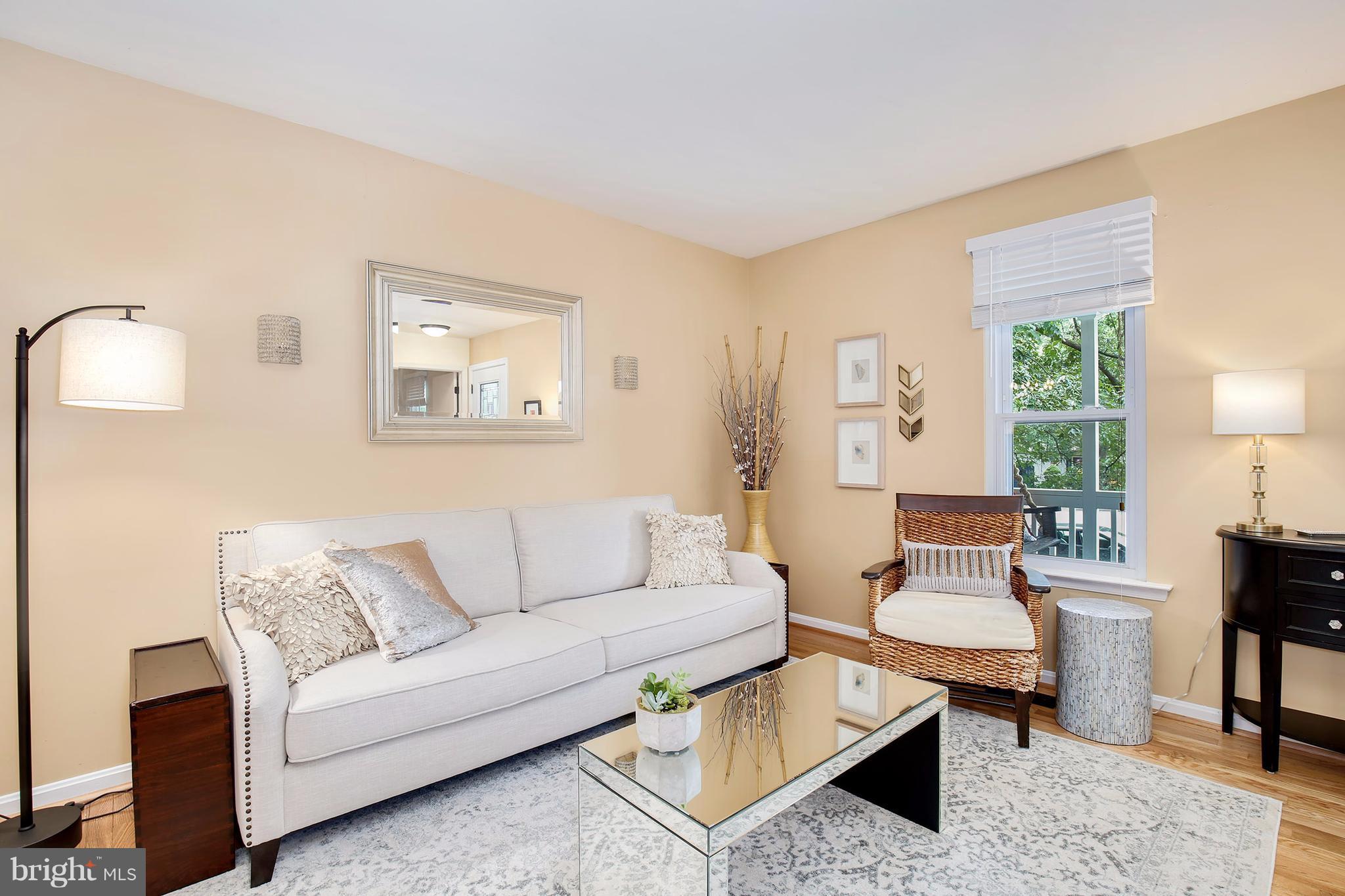 15219 Philip Lee Road Chantilly, VA 20151 - Photo 7 of 30 Living Room