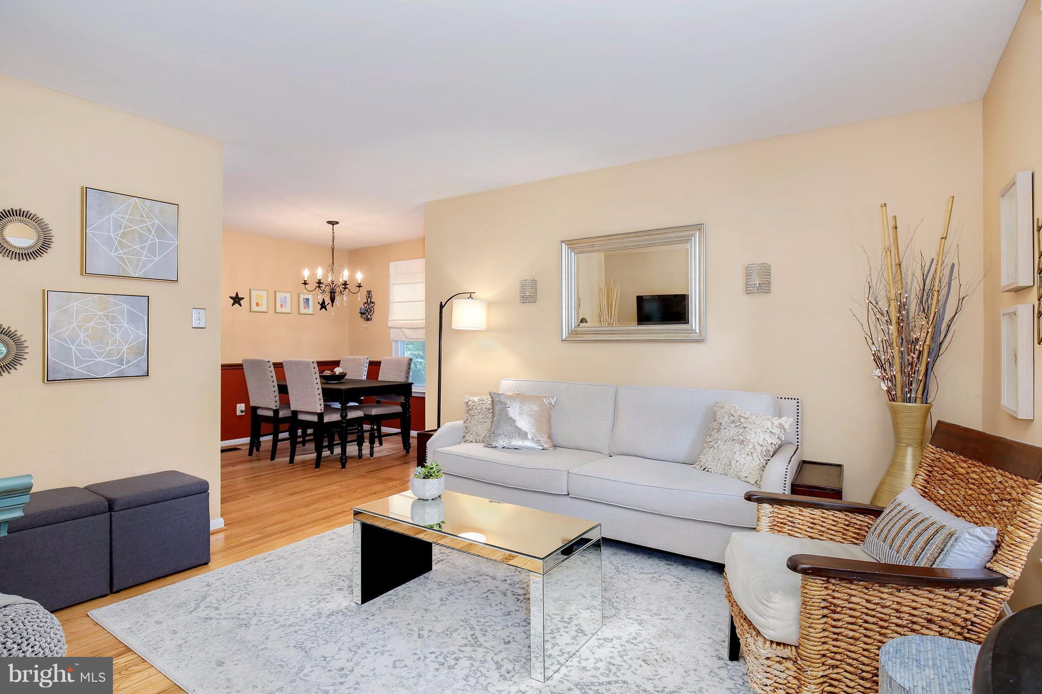 15219 Philip Lee Road Chantilly, VA 20151 - Photo 8 of 30 Living Room