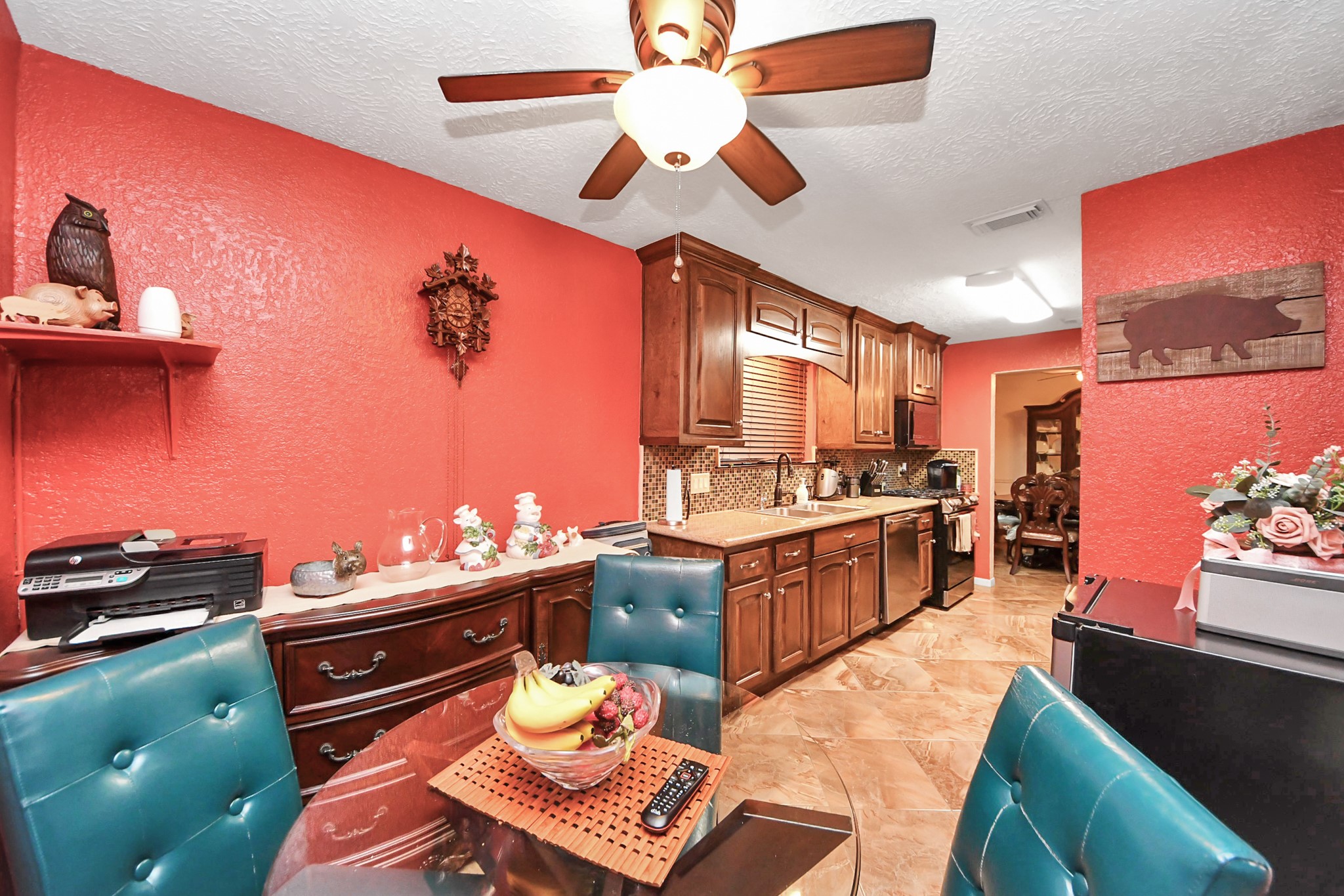 37 Wagon Ln Loop Angleton, TX 77515 - Photo 21 of 42 a living room with furniture and a flat screen tv