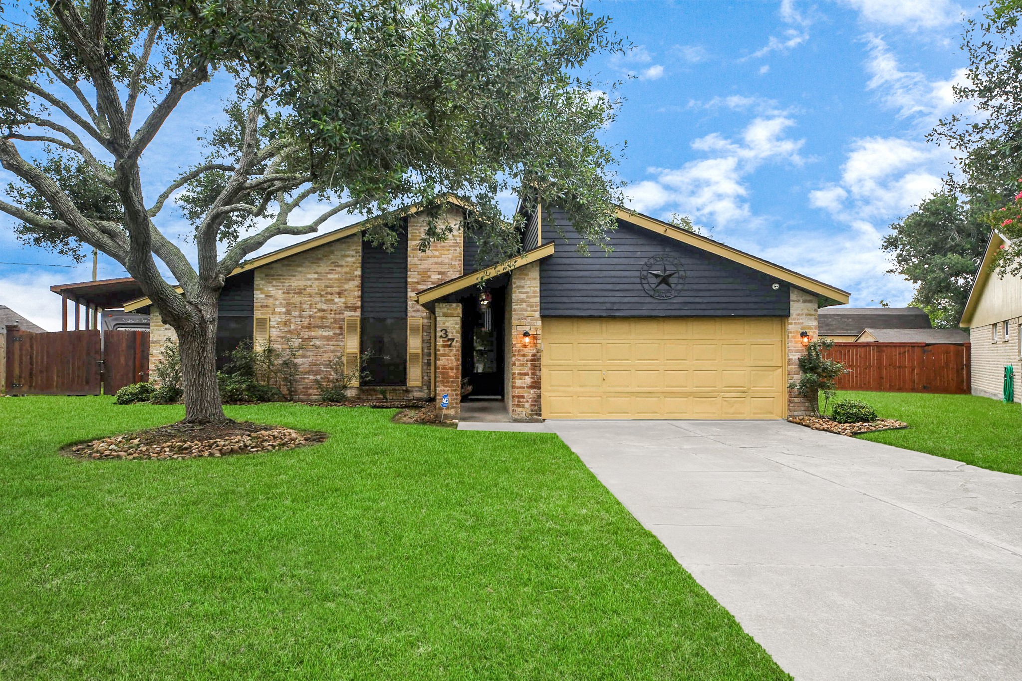 37 Wagon Ln Loop Angleton, TX 77515 - Photo 41 of 42 a front view of house with yard and green space