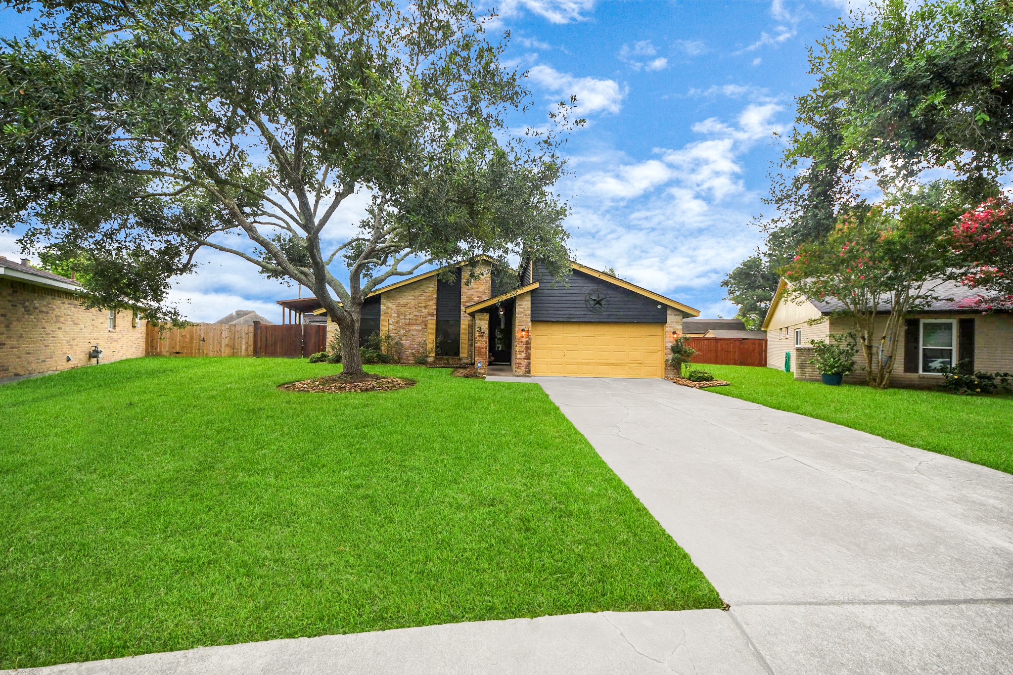 37 Wagon Ln Loop Angleton, TX 77515 - Photo 7 of 42 a front view of house with yard and green space