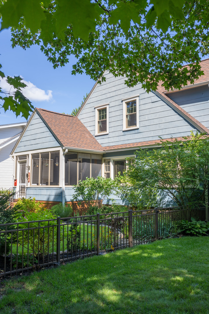 916 West Daniel Street Champaign, IL 61821 - Photo 2 of 46 a front view of house with yard and green space