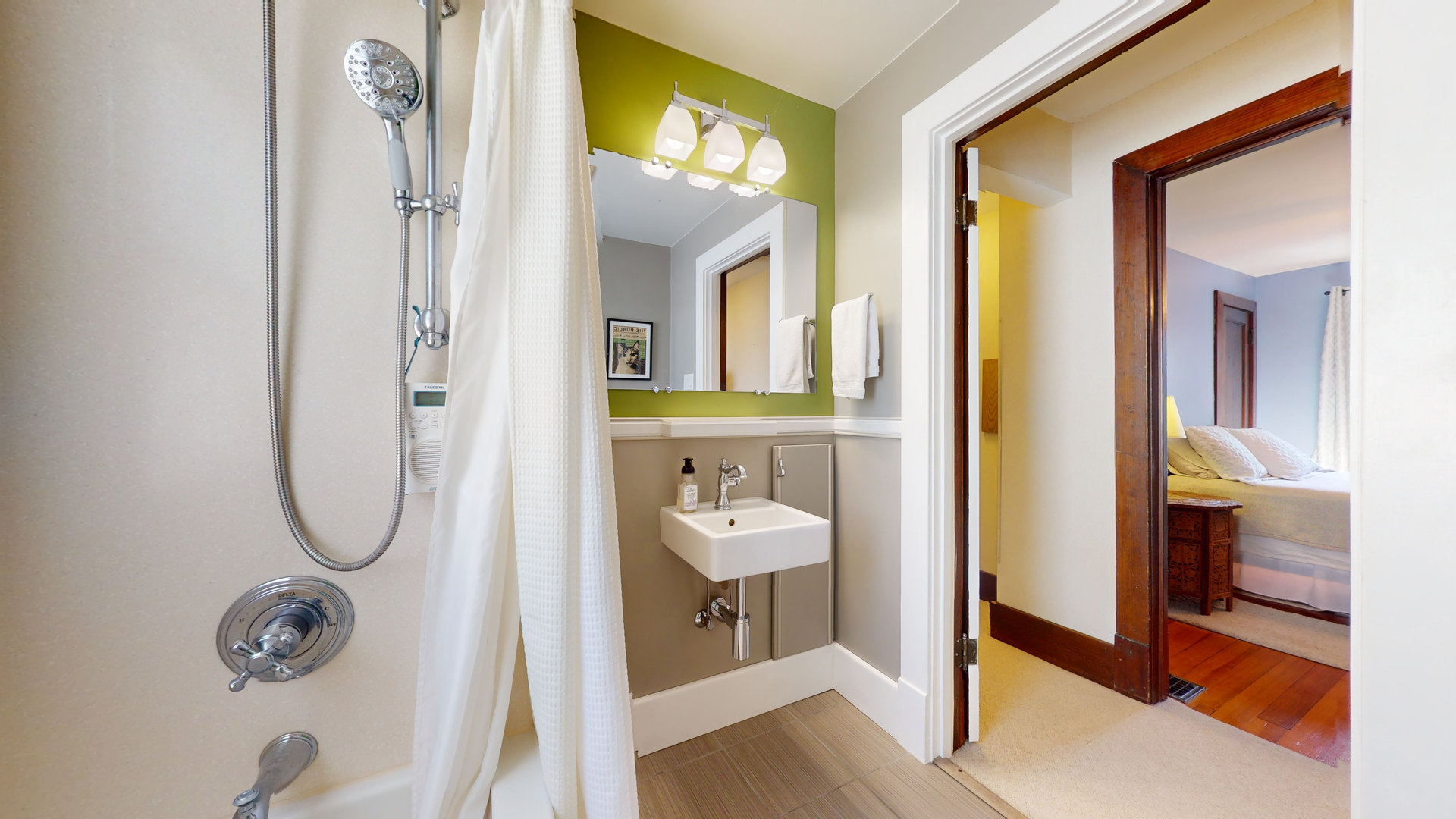 916 West Daniel Street Champaign, IL 61821 - Photo 34 of 46 a bathroom with a bath tub and a mirror