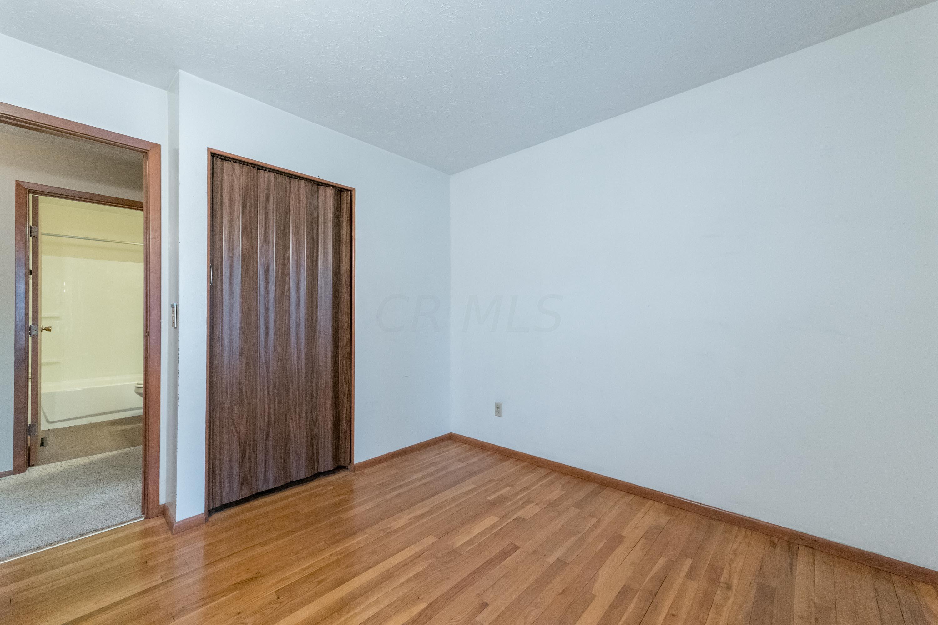 1557 Fall Brook Road Columbus, OH 43223 - Photo 21 of 42 023P1762454