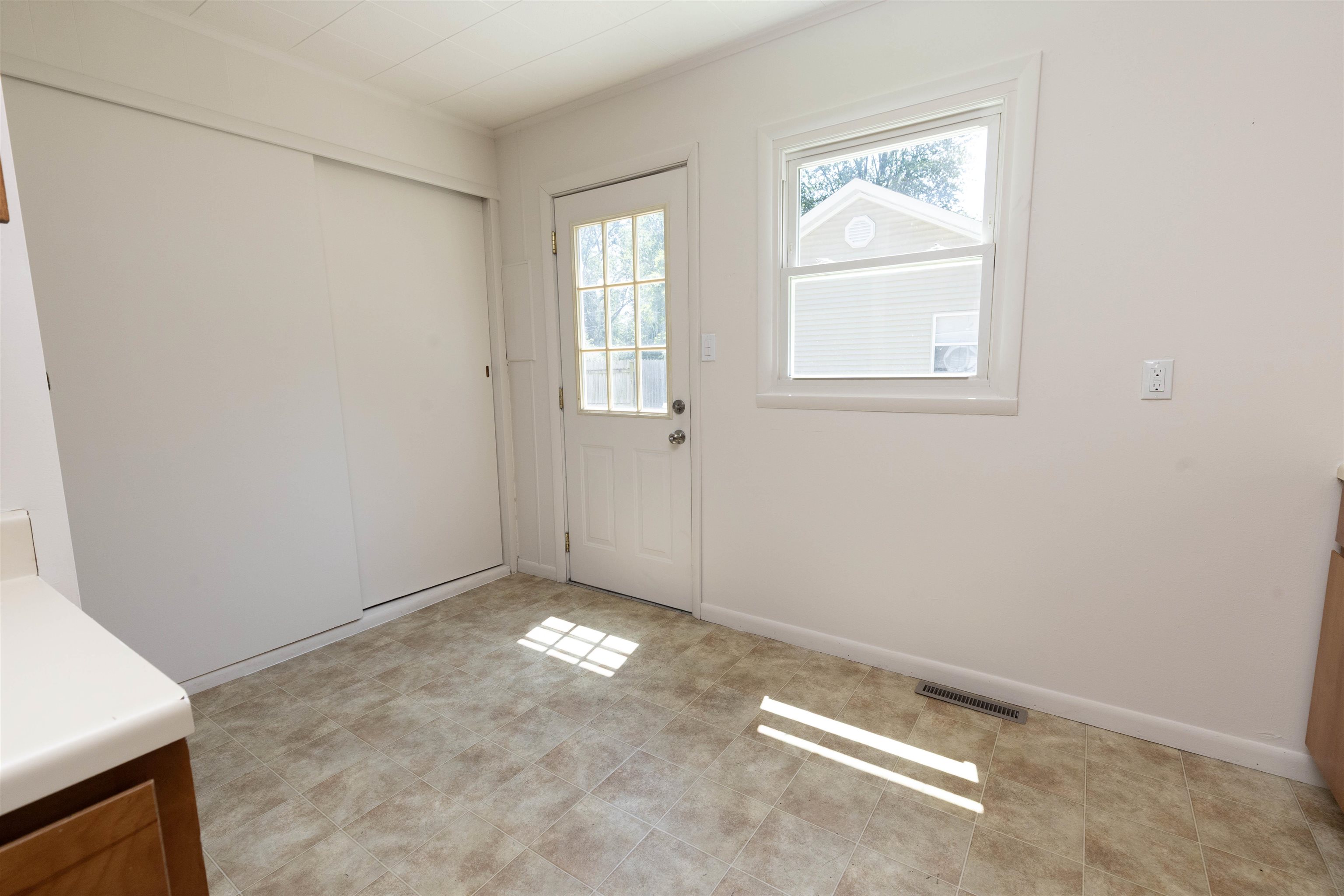 1002 East Sugnet Road Midland, MI 48642 - Photo 11 of 28