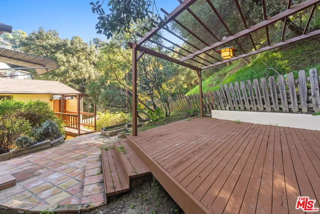 a view of a house with backyard and garden