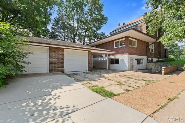 $2,000 | 7030 Clayton Road, Unit A, Richmond Heights, MO 63117