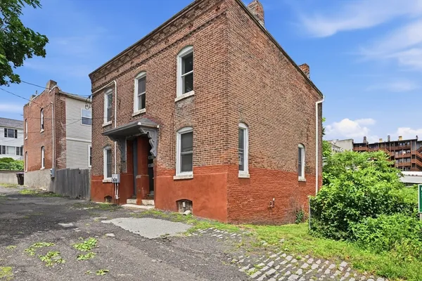 $320,000 | 116-118 West Street, Holyoke, MA 01040