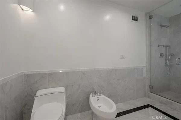 $7,200 | 24216 Calvert Street, Woodland Hills, CA 91367