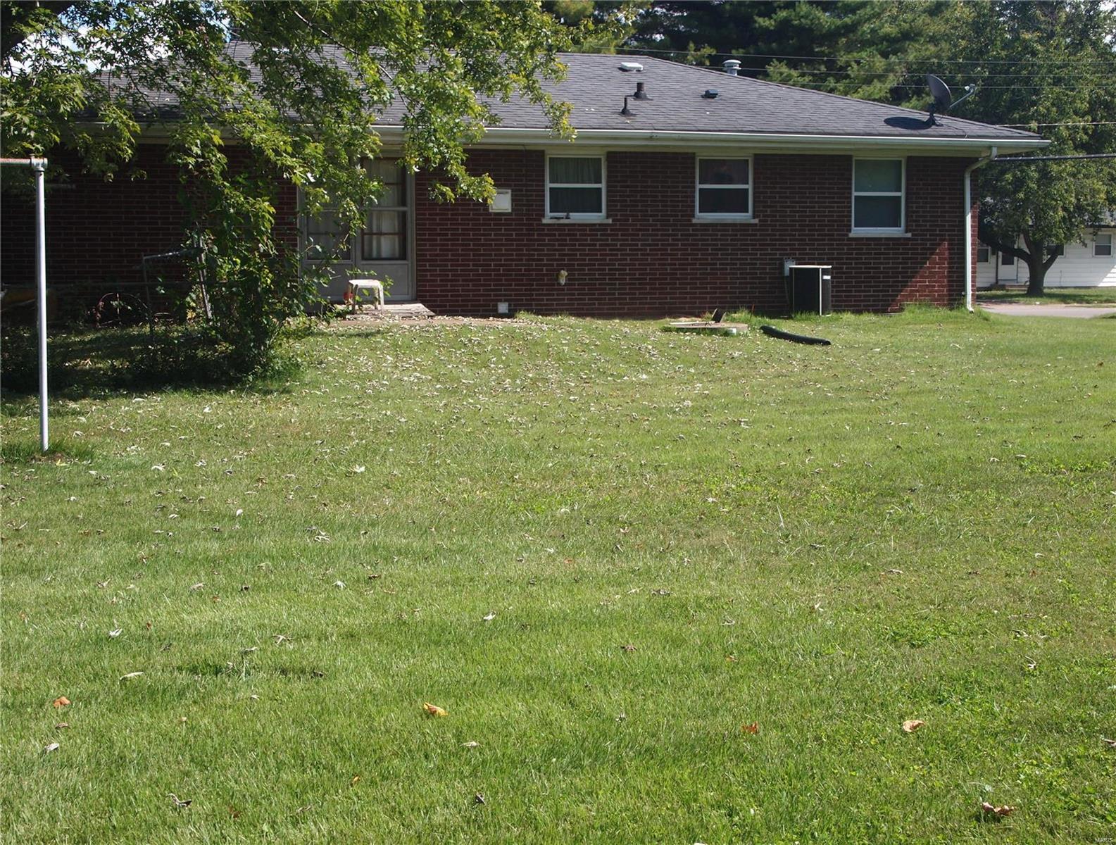 643 Royal Heights Road Belleville, IL 62226 - Photo 2 of 10 Gallery Image 2