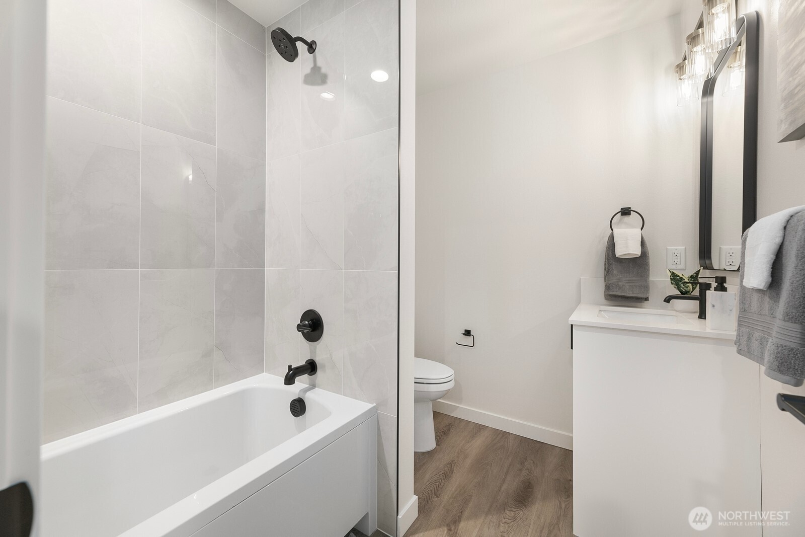 2017 West Bertona Street Seattle, WA 98199 - Photo 11 of 16