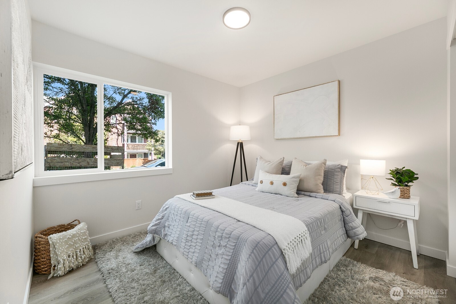 2017 West Bertona Street Seattle, WA 98199 - Photo 12 of 16