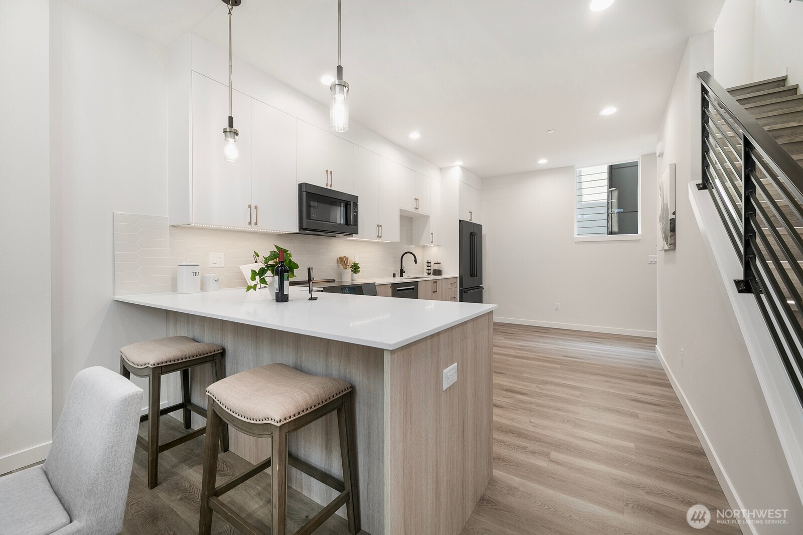 2017 West Bertona Street Seattle, WA 98199 - Photo 3 of 16