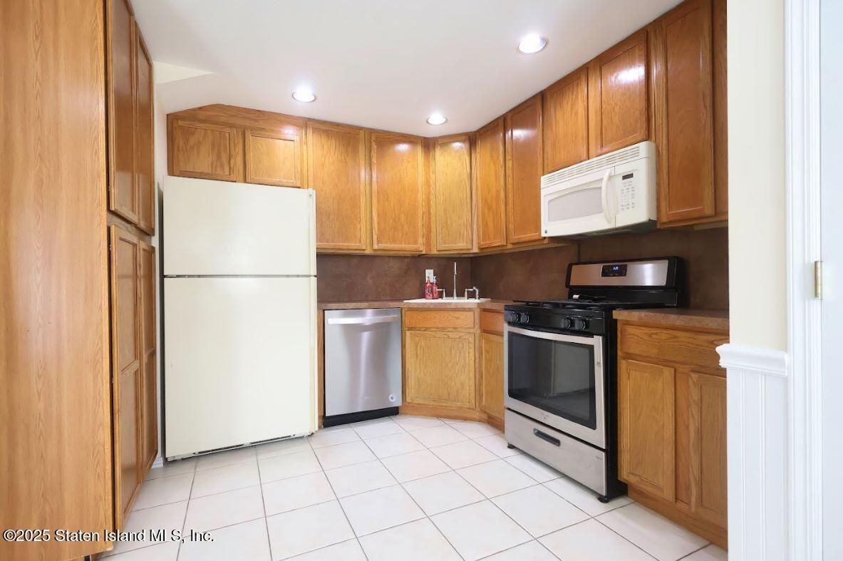 47 Hemlock Street Staten Island, NY 10309 - Photo 16 of 30 Kitchen